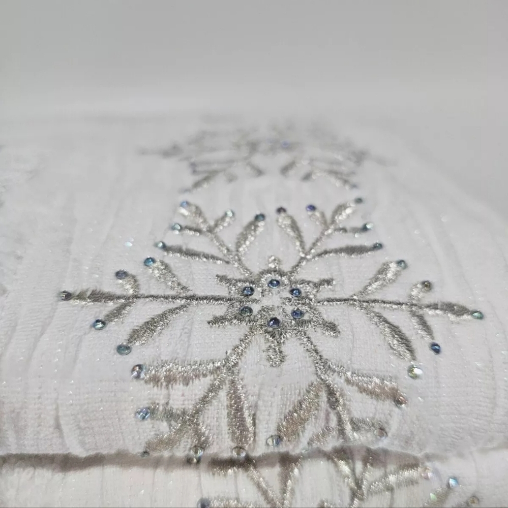 Set Of 2 Glitz + Glimmer EMBROIDERED BLUE RHINESTONE SNOWFLAKES HAND TOW… - Picture 7 of 8